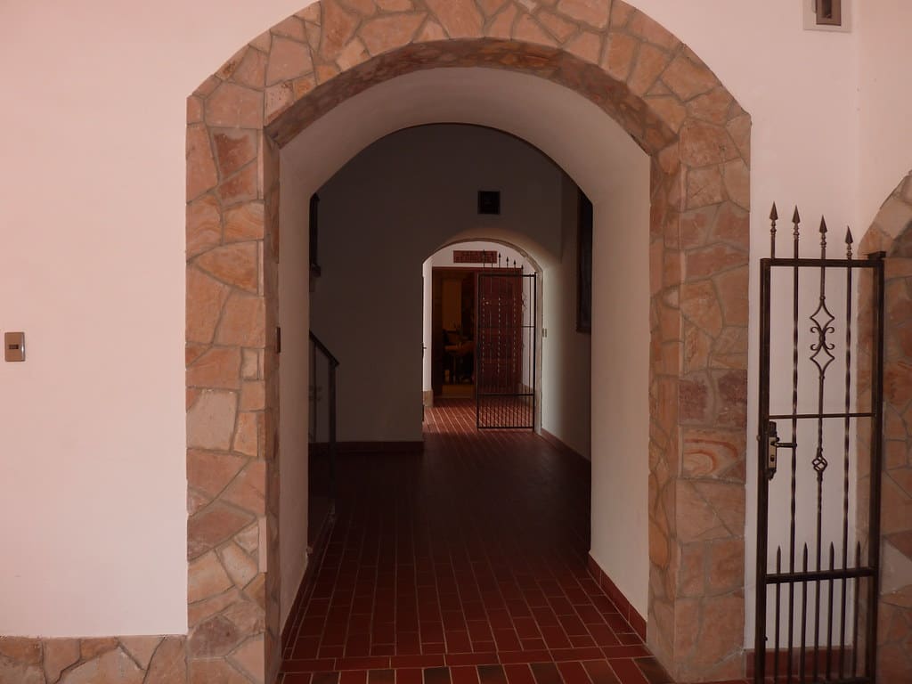 Photograph illustrating Buying Guides: Entryway Mirrors: Placement Heights and the Rules Worth Following